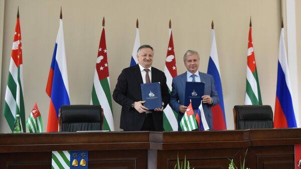 Глава Сухума Беслан Эшба и министр правительства Москвы Сергей Черемин подписали соглашение о сотрудничестве двух столиц - Sputnik Аҧсны