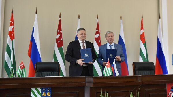 Глава Сухума Беслан Эшба и министр правительства Москвы Сергей Черемин подписали соглашение о сотрудничестве двух столиц - Sputnik Абхазия