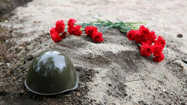 Церемония перезахоронения останков безымянного солдата, погибшего в годы ВОВ - Sputnik Аҧсны