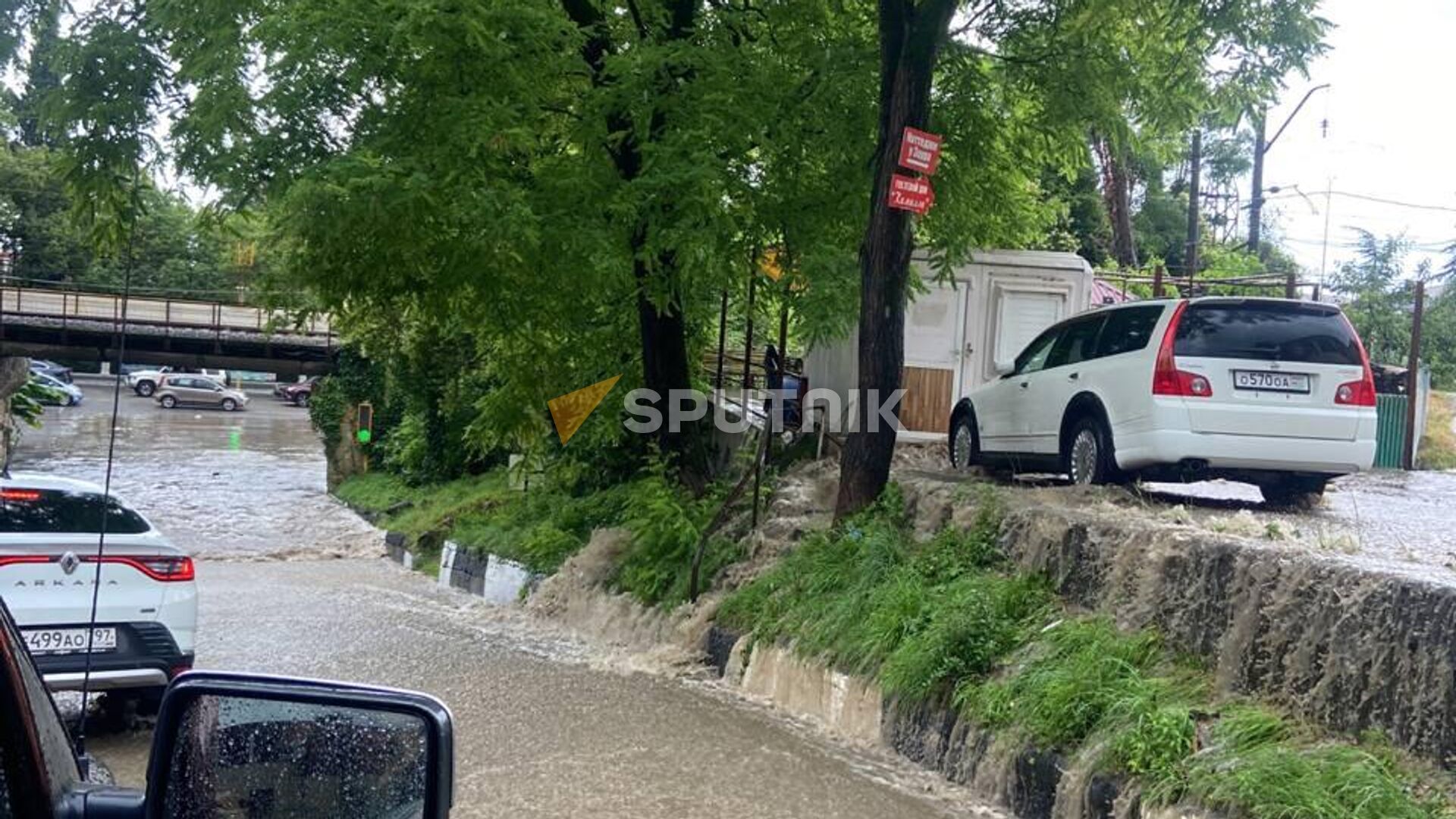 Затопленная дорога в Гагре - Sputnik Абхазия, 1920, 09.07.2023