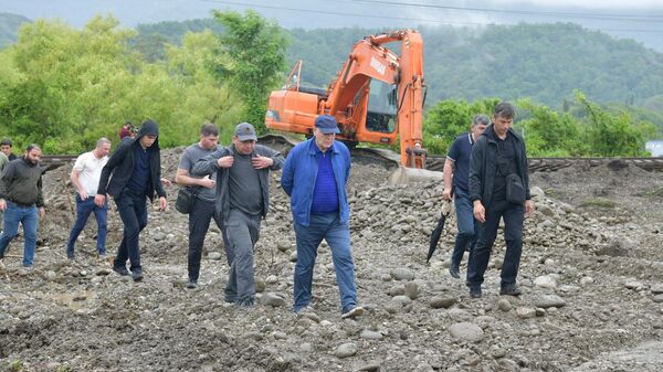Президент Абхазии Аслан Бжания с инспекционной поездкой в Гагрском районе - Sputnik Абхазия