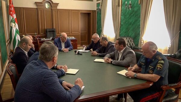 Президент Аслан Бжания провел оперативное совещание по вопросу ликвидации - Sputnik Аҧсны