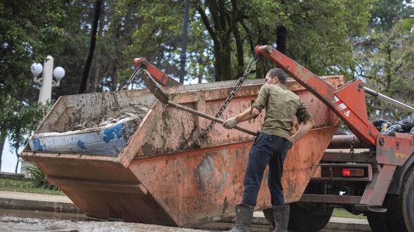 Сухумскую набережную отмывают от ила  - Sputnik Абхазия