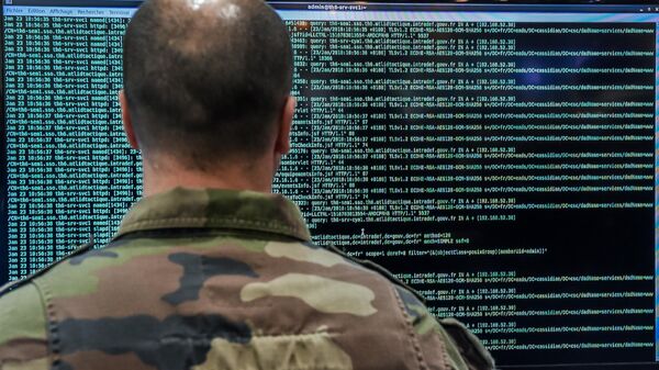Военнослужащий, специализирующийся на киберзащите, работает на серверах в Лилле, 23 января 2018 года, во время 10-го Международного форума по кибербезопасности - Sputnik Абхазия
