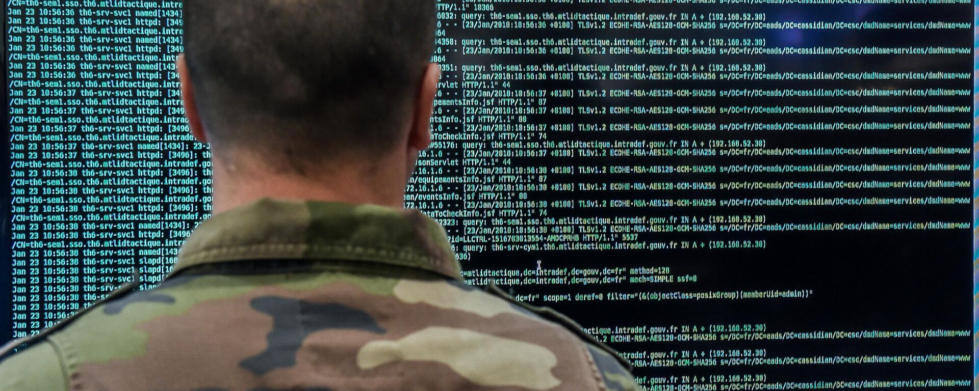 Военнослужащий, специализирующийся на киберзащите, работает на серверах в Лилле, 23 января 2018 года, во время 10-го Международного форума по кибербезопасности - Sputnik Абхазия, 1920, 22.05.2023