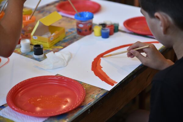 Первый мастер- класс по живописи для детей с ограниченными возможностями здоровья в рамках акции Лето с Ашана.  - Sputnik Абхазия