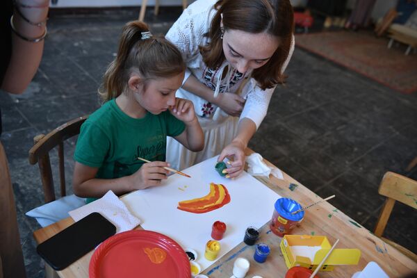 Первый мастер- класс по живописи для детей с ограниченными возможностями здоровья в рамках акции Лето с Ашана.  - Sputnik Абхазия