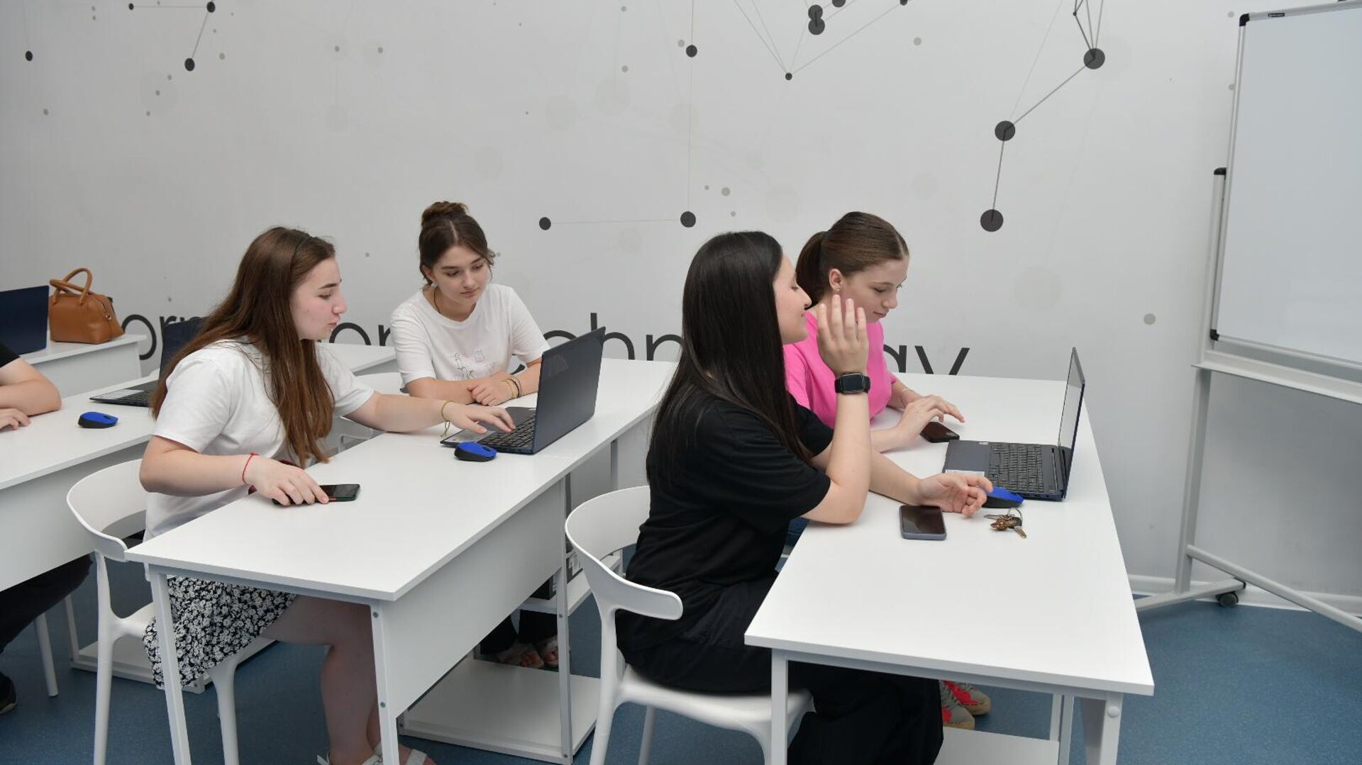 IT-класс открыли в Сухумской средней школе №10 - Sputnik Абхазия, 1920, 17.07.2023