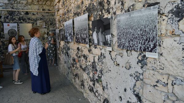 На территории Сухумской крепости открылась выставка Фотомозаика: Абхазия в позднесоветский период - Sputnik Аҧсны