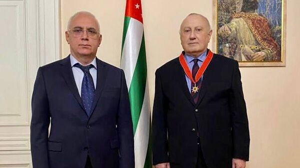 По поручению Аслана Бжания, Игорю Ахба вручен орден Ахьдз- Апша II степени - Sputnik Аҧсны