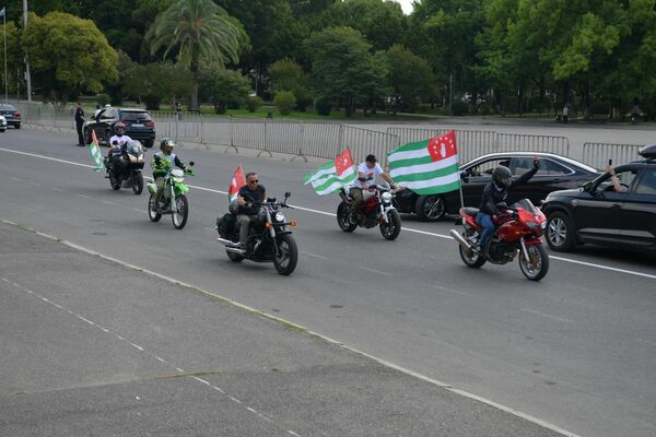 В Сухуме стартовал авто, мото и велопробег ко Дню государственного флага - Sputnik Абхазия