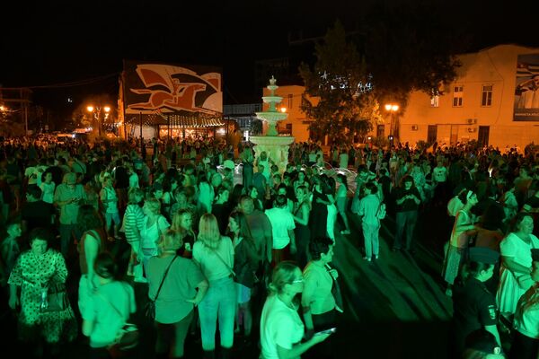 Праздник собрал на площади в Сухуме сотни зрителей, среди которых были и туристы. - Sputnik Абхазия