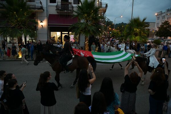 Традиционно в Сухуме на набережной Махаджиров к празднику состоялось конное шествие. - Sputnik Абхазия