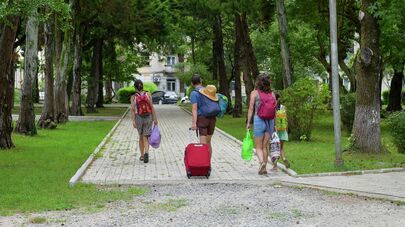 Туристы с чемоданам 