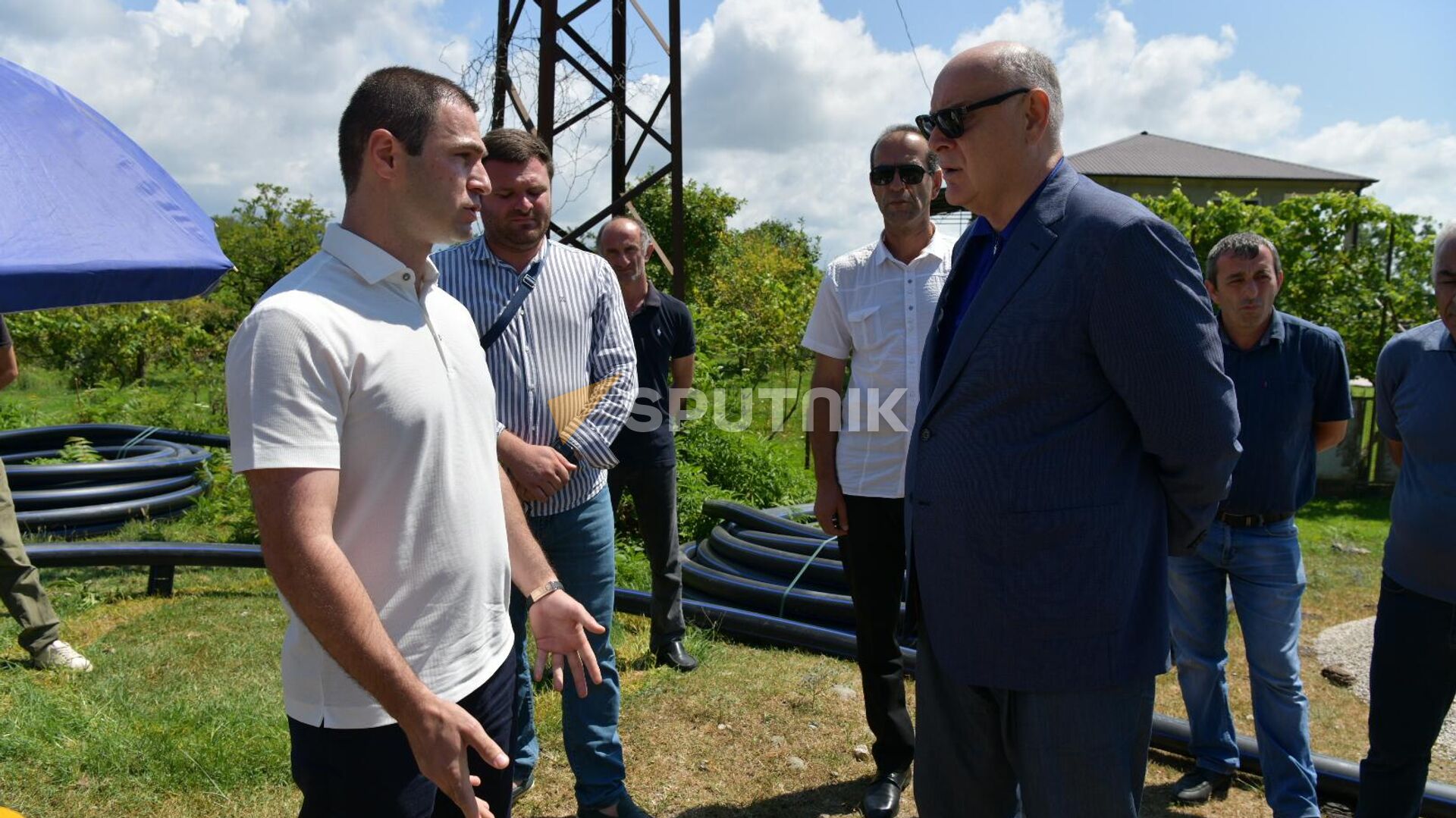 Президент Абхазии Аслан Бжания осмотрел ход строительных работ водопроводной магистрали в селе Мгудзырхуа - Sputnik Абхазия, 1920, 25.07.2023