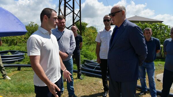Президент Абхазии Аслан Бжания осмотрел ход строительных работ водопроводной магистрали в селе Мгудзырхуа - Sputnik Абхазия