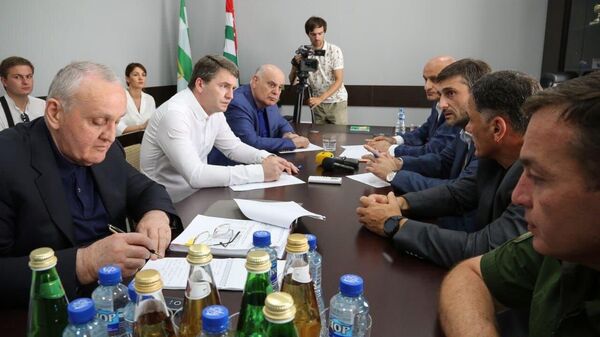 Президент Аслан Бжания побывал на КПП Псоу с инспекцией  - Sputnik Абхазия