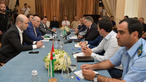 Президент Абхазии Аслан Бжания проводит встречу с работниками Администрации Сухума - Sputnik Аҧсны