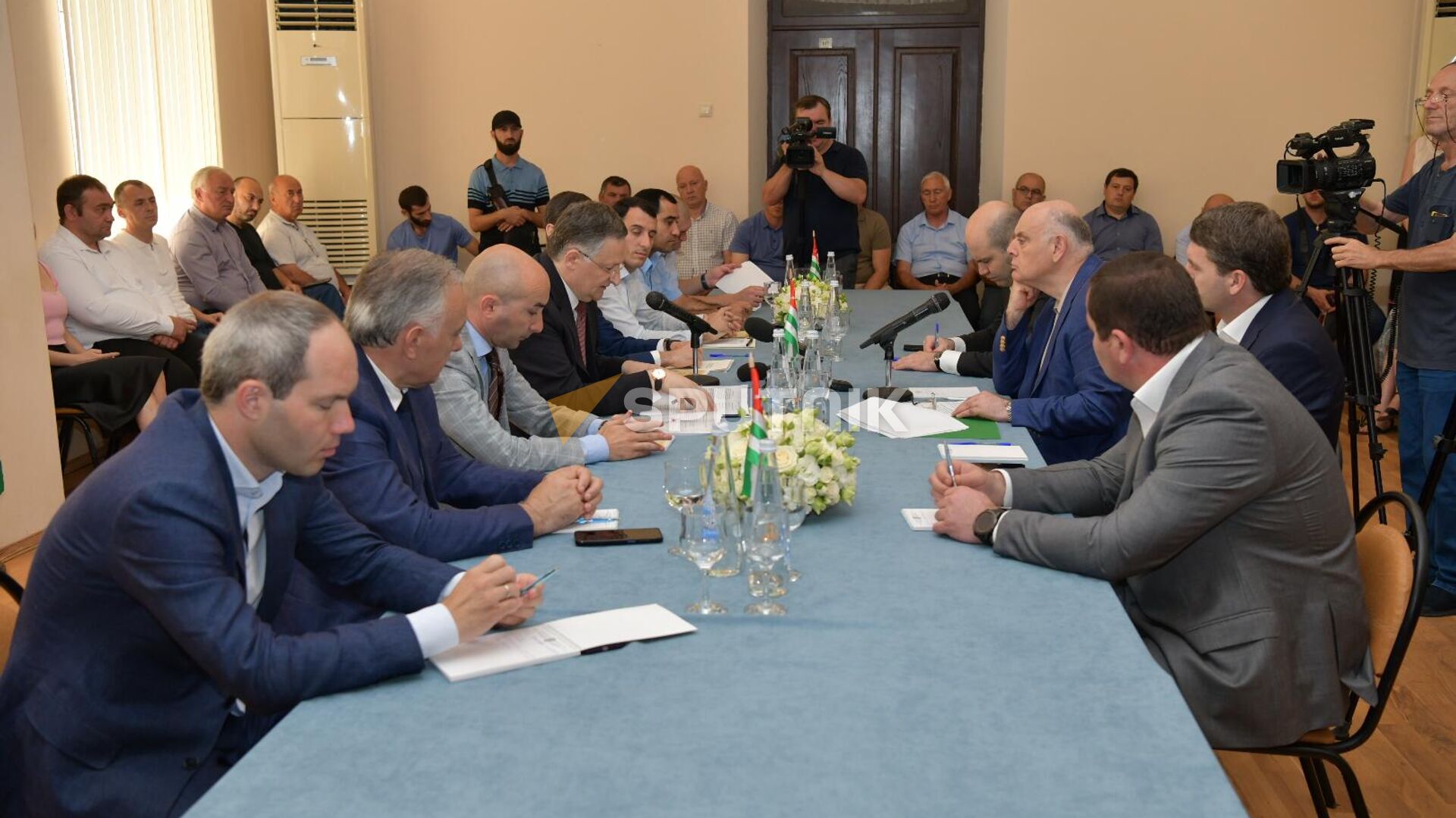 Президент Абхазии Аслан Бжания проводит встречу с работниками Администрации Сухума - Sputnik Абхазия, 1920, 27.07.2023