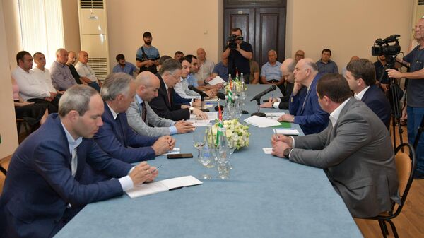 Президент Абхазии Аслан Бжания проводит встречу с работниками Администрации Сухума - Sputnik Абхазия