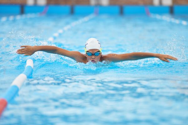 В августе в Сухумском бассейне провели Детские соревнования по плаванию, приуроченные к 876-летию Москвы. - Sputnik Абхазия