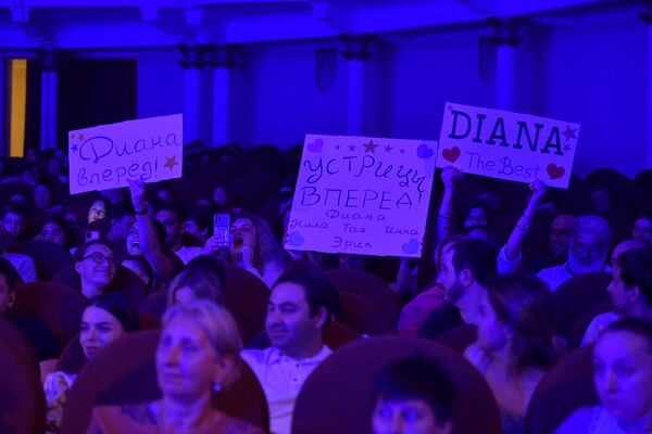 Некоторые зрители пришли на концерт с плакатами с именами конкурсантов. - Sputnik Абхазия