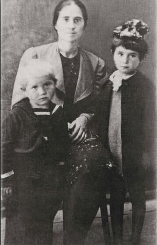 Тарас Шамба родился 29 июля 1938 года в Сухуме. На фото Тарас вместе с мамой Лидией Эшба и сестрой Этери. - Sputnik Абхазия