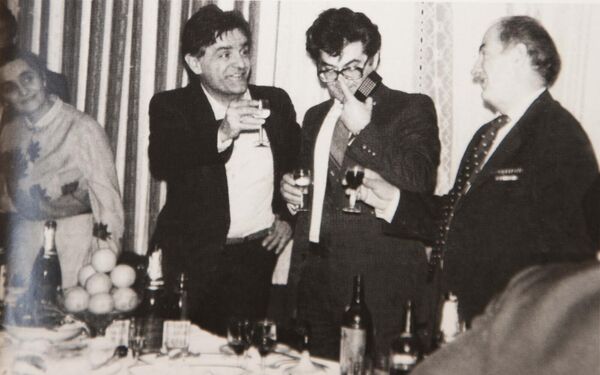 Встреча абхазского землячества, слева направо: Нона Курмазия, Фазиль Искандер, Тарас Шамба, Золотинск Агрба, Москва, март 1977 года. - Sputnik Абхазия