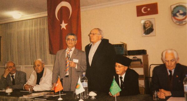 Встреча с представителями абхазской диаспоры Турции в Абхазском культурном центре Стамбула в 2006 году. - Sputnik Абхазия