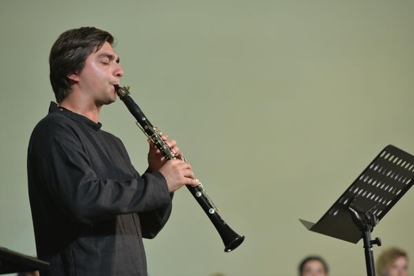 Музыкант Артем Ванян в рамках фестиваля сыграл на кларнете. - Sputnik Абхазия