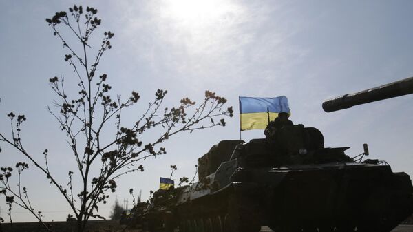 Украинские флаги видны, когда украинские военнослужащие перемещают артиллерийские орудия со своих позиций возле города Соледар на востоке Украины в Донецкой области - Sputnik Абхазия