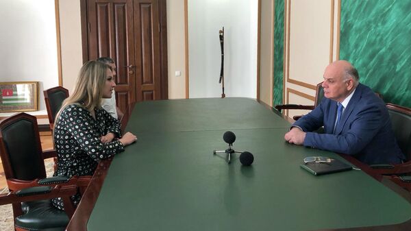 Аслан Бжания встретился с депутатом Госдумы Яной Лантратовой - Sputnik Абхазия