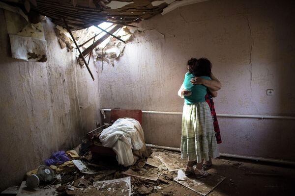 С 5 августа 2014 года он перестал выходить на связь.На фото: Женщины в доме, разрушенном в результате ночного артобстрела со стороны украинских военных на окраине Славянска. - Sputnik Абхазия