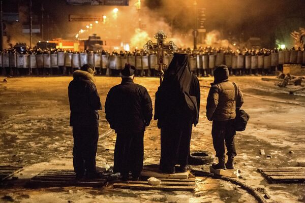Его работы получили признание. На фото: Священнослужители стоят между милицией и оппозицией на нейтральной территории, для предотвращения столкновений. - Sputnik Абхазия