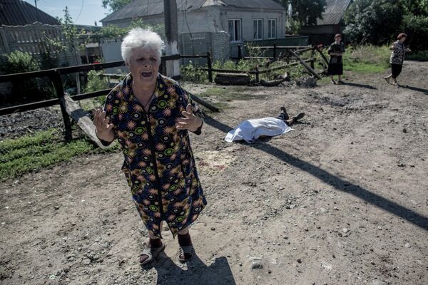 Конфликт на Украине Стенин поехал освещать в мае 2014 года.На фото: Последствия артобстрела Славянска украинскими военными. Погибший на улице 64-летний пастух и плачущая соседка - Sputnik Абхазия