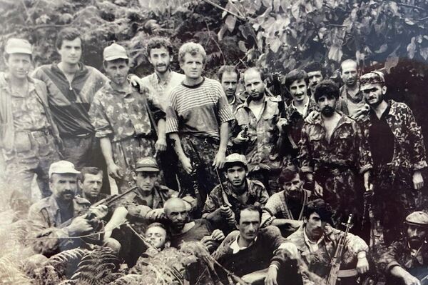Амиран Адлейба (внизу в центре) с бойцами Восточного фронта - Sputnik Абхазия