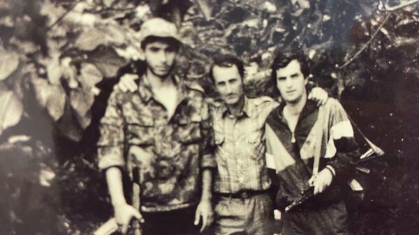 Амиран Адлейба (в центре) с бойцами Восточного фронта - Sputnik Абхазия