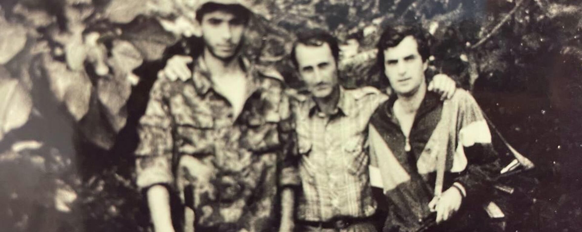 Амиран Адлейба (в центре) с бойцами Восточного фронта - Sputnik Абхазия, 1920, 19.09.2023
