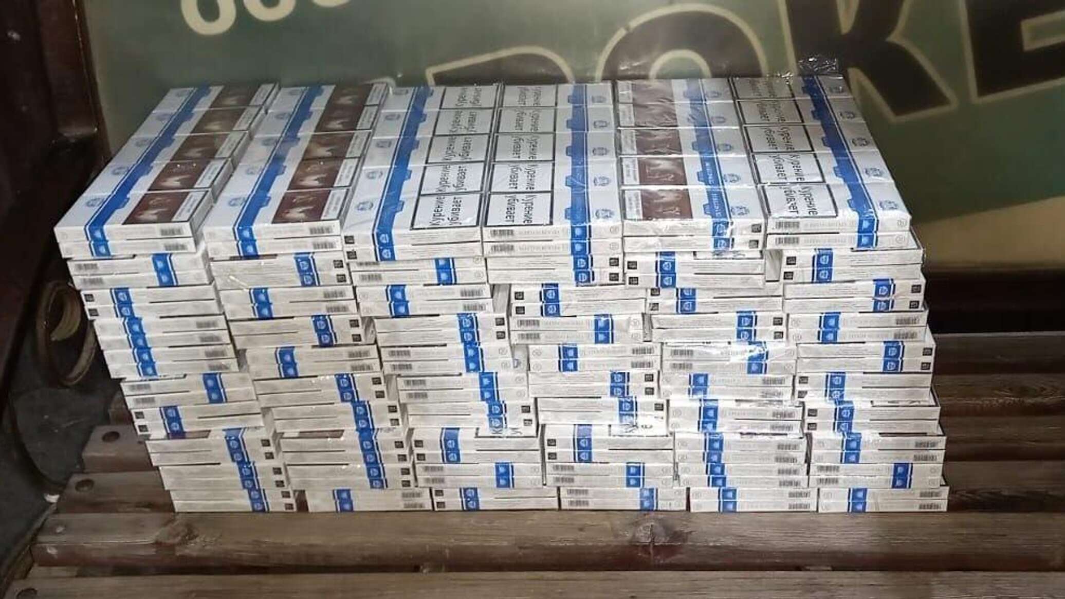 Сигареты в Абхазии. Фото изъятых сигарет БЛОКАМИ. Сигареты Спутник. 5000000 Запечатанные в пачке картинки.