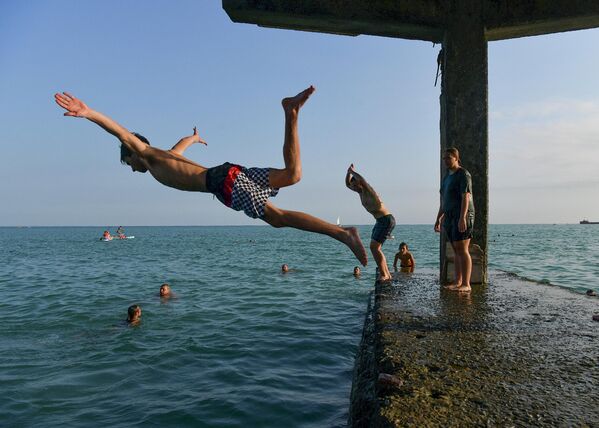Вот и подходит к концу знойное лето – время отпусков и купания в море. - Sputnik Абхазия