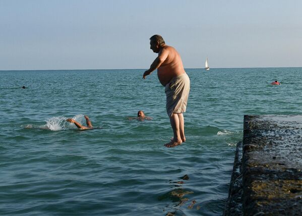 Самое лучшее, что можно сделать в такую погоду – прыгнуть с волнореза в море. - Sputnik Абхазия