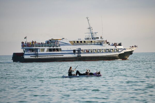 Круизный корабль, заполненный туристами, отправился в путь. - Sputnik Абхазия