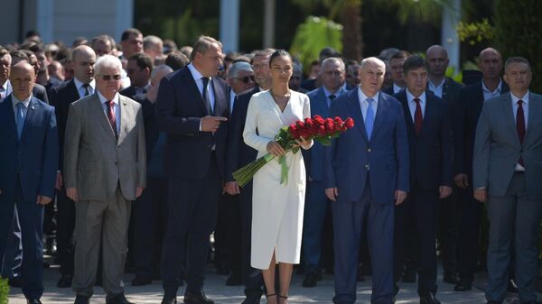 Цветы возложили в парке Славы честь 15-й годовщины признания Абхазии - Sputnik Аҧсны