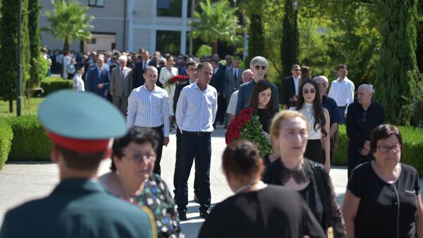 Церемония возложения  в парке Славы в честь 15-й годовщины признания Абхазии - Sputnik Абхазия