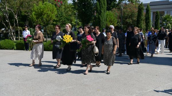 Возложение цветов к мемориалу в Парке Славы  - Sputnik Абхазия