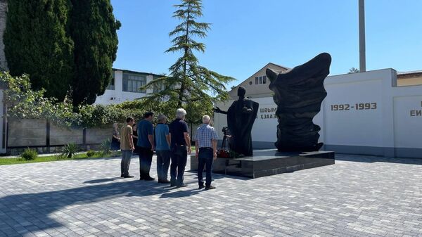 Руководство района, сотрудники госучреждений, общественность возложили цветы к мемориалу павшим защитника Абхазии. - Sputnik Абхазия