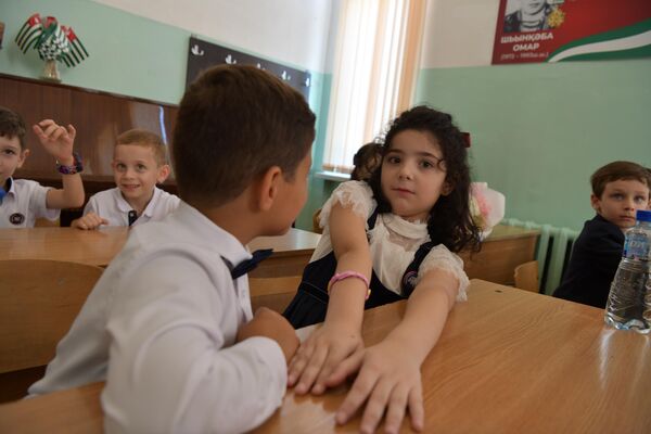 Самая многочисленная - Сухумская школа № 2, 1337 учеников, а самая малочисленная - в Верхней Эшере, 11 учеников. - Sputnik Абхазия