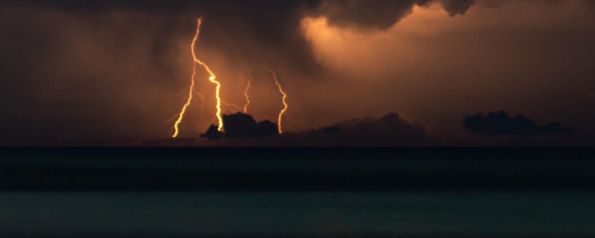 Гроза в Абхазии  - Sputnik Абхазия, 1920, 10.10.2025