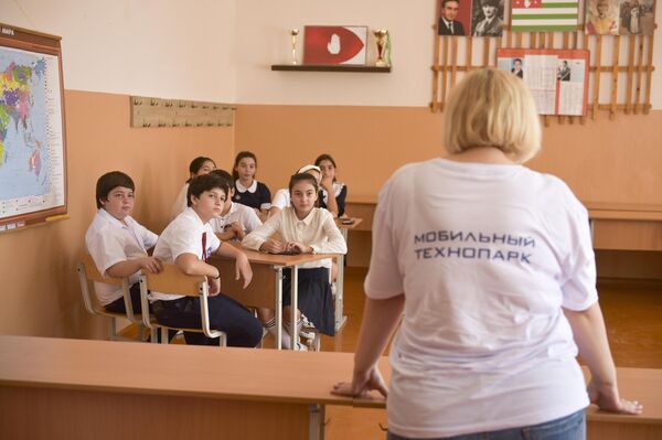 Мастер-классы детского технопарка Кванториум открылись в Абхазии - Sputnik Абхазия