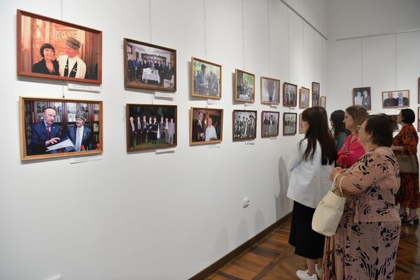 Фотовыставка “Путь поэта” в ЦВЗ к 85-летию Мушни Ласурия - Sputnik Абхазия